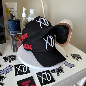 The Weeknd Hat XO Tour Merch - 3D вышитая кепка XO HUT 2025 Tour - вдохновлена фанатами